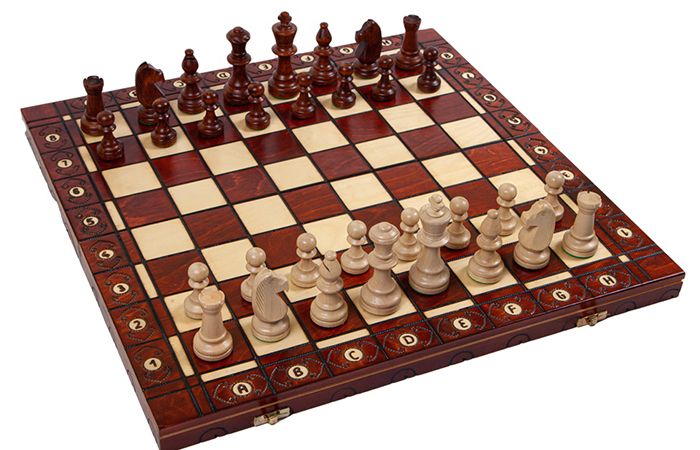how to arrange the pieces on a chessboard
